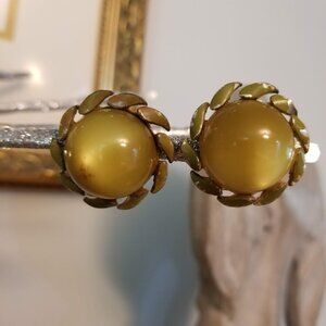 Vintage Gold tone Flower Olive Green Moonglow Cabochon 3D Clip On Earrings